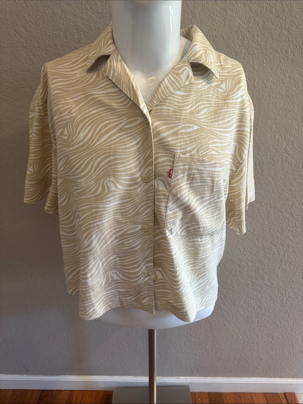 Levi's Cream Wave-Pattern Short Sleeve Button-Up Shirt new with tags